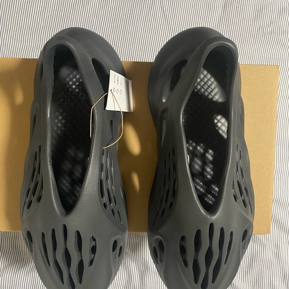 COPY - Yeezy Foam Runners Onyx Size 11 - Picture 7 of 9
